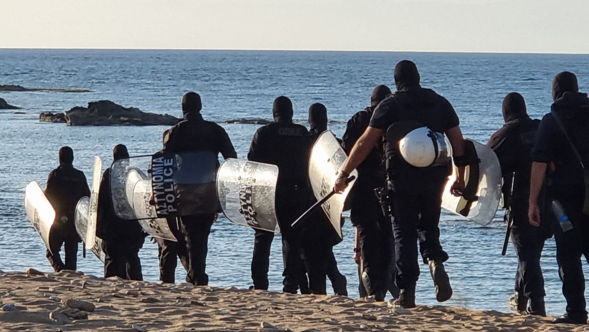 Η παρέμβαση των ΜΑΤ στην παραλία