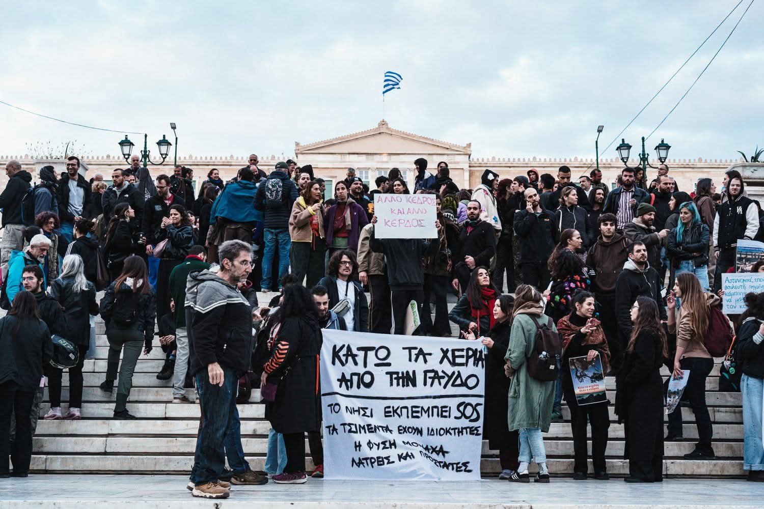 Μέλη της κοινότητας συζητούν